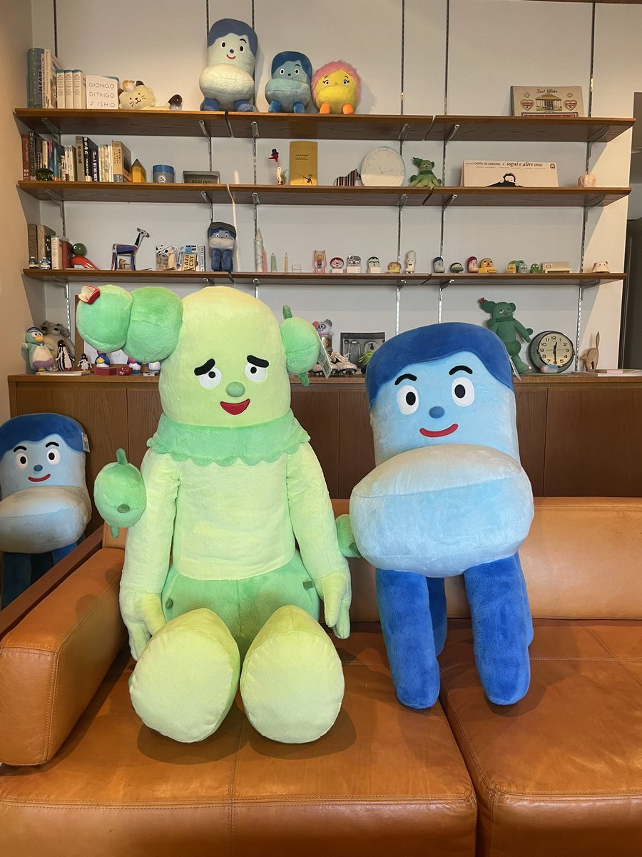 コストコで販売される巨大なコッシーとサボさんのぬいぐるみサンプルが