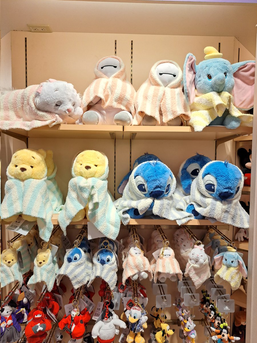 ディズニーストアで10/7発売された、スティッチのブランケットを羽織っ