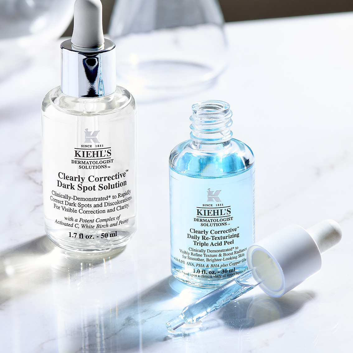 キールズ 水色ピールセラム×透明美白美容液で、つるすべな水光玉肌へ