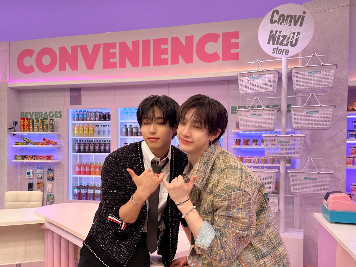 STAY❣️ バンチャンとハンが #ConviNiziU_store 開店祝いにお邪魔しま