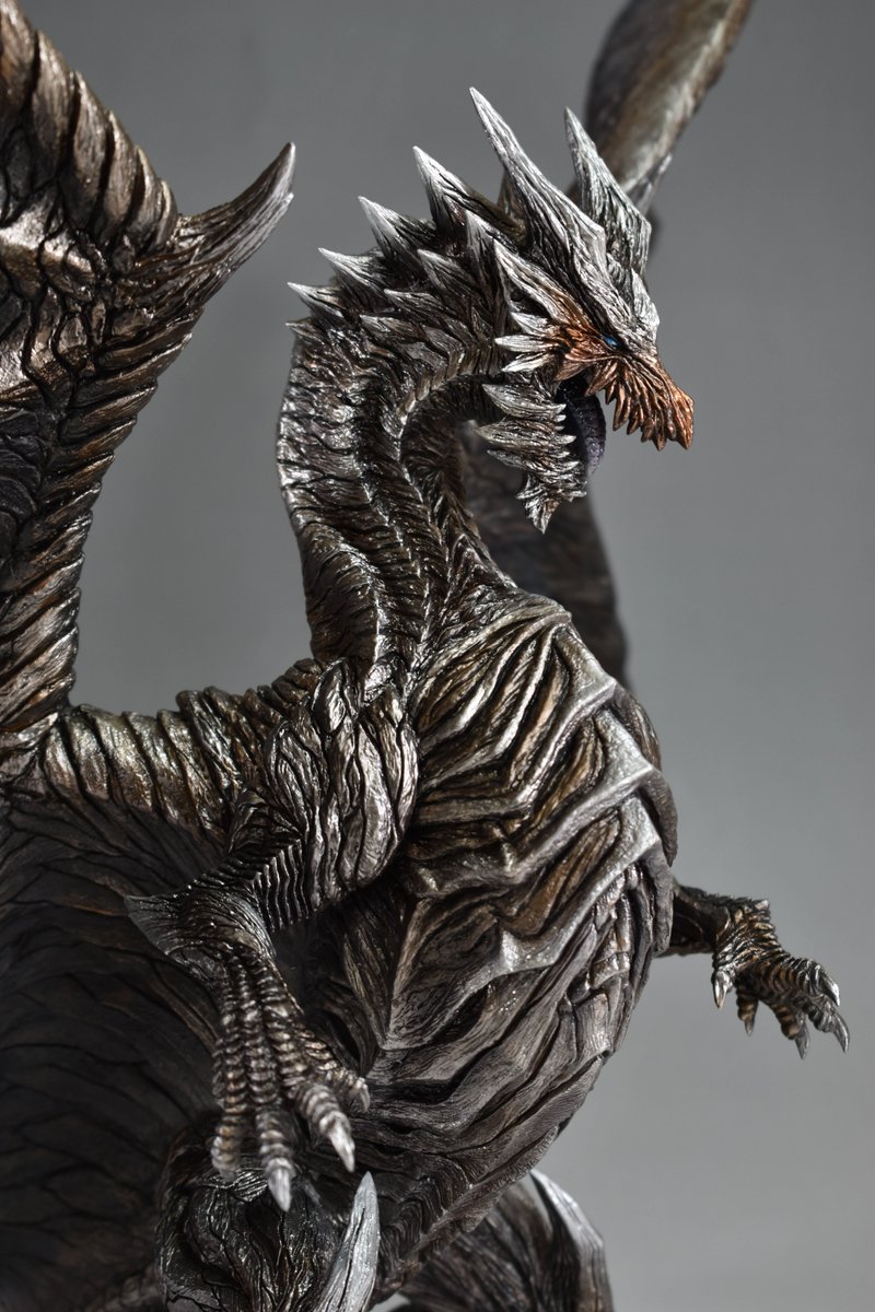 クシャルダオラのガレージキットですが、実際に手に持つと、このくらい