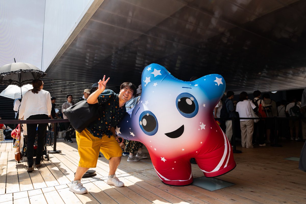 アメリカ館のマスコット「スパーク」が一生懸命ご挨拶するとき、皆さん