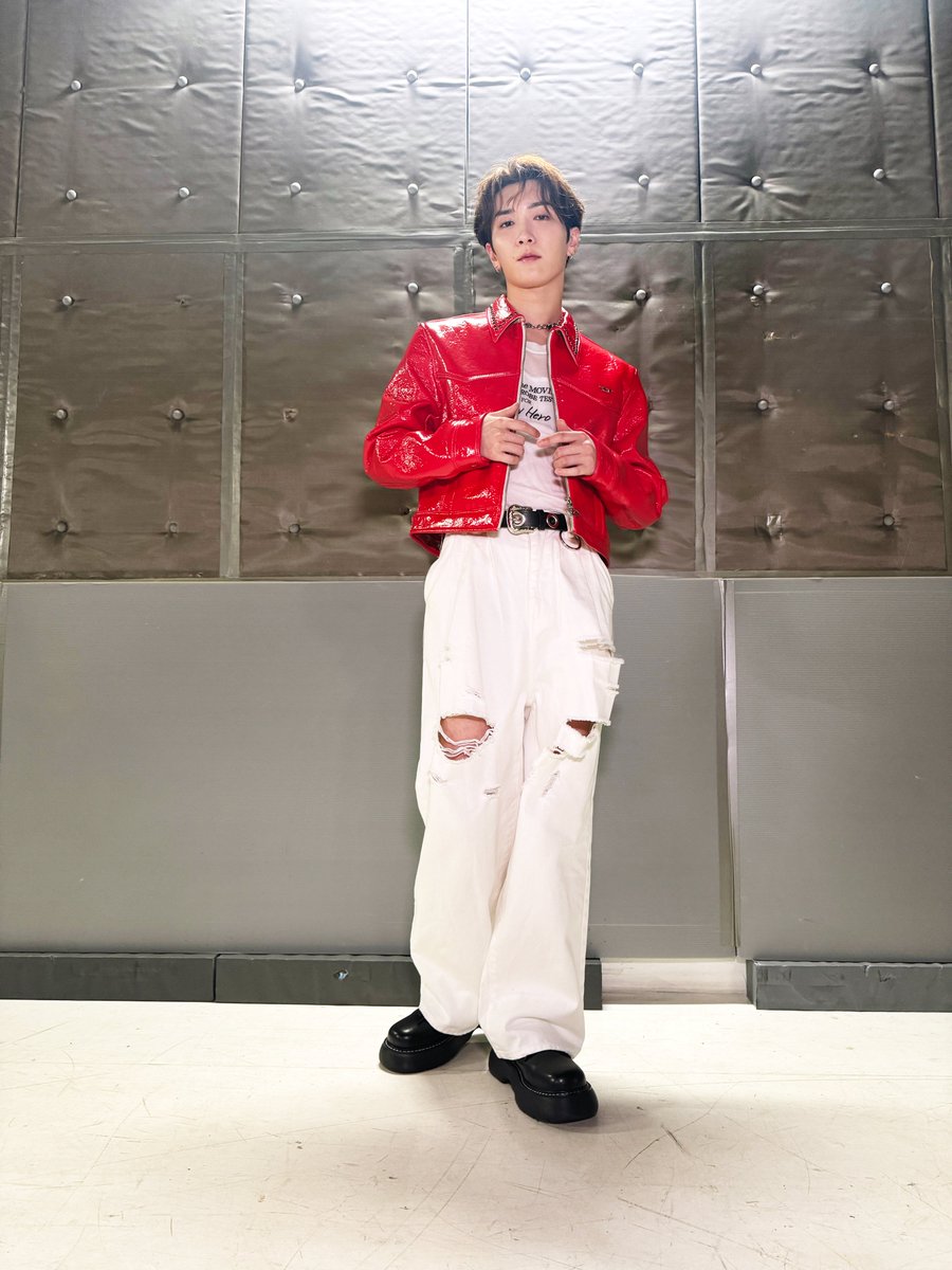 ◤Backstage Photo #渡辺翔太 ◢ 「俺が一番赤い！これ以上ない赤