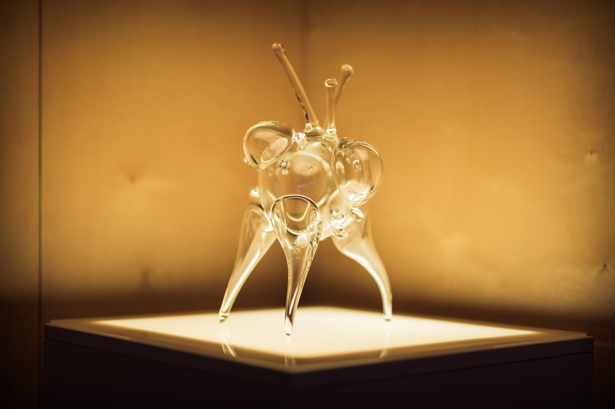 写真①レネー・ロウビーチェクさん②大阪万博に出展された「ガラスの雲