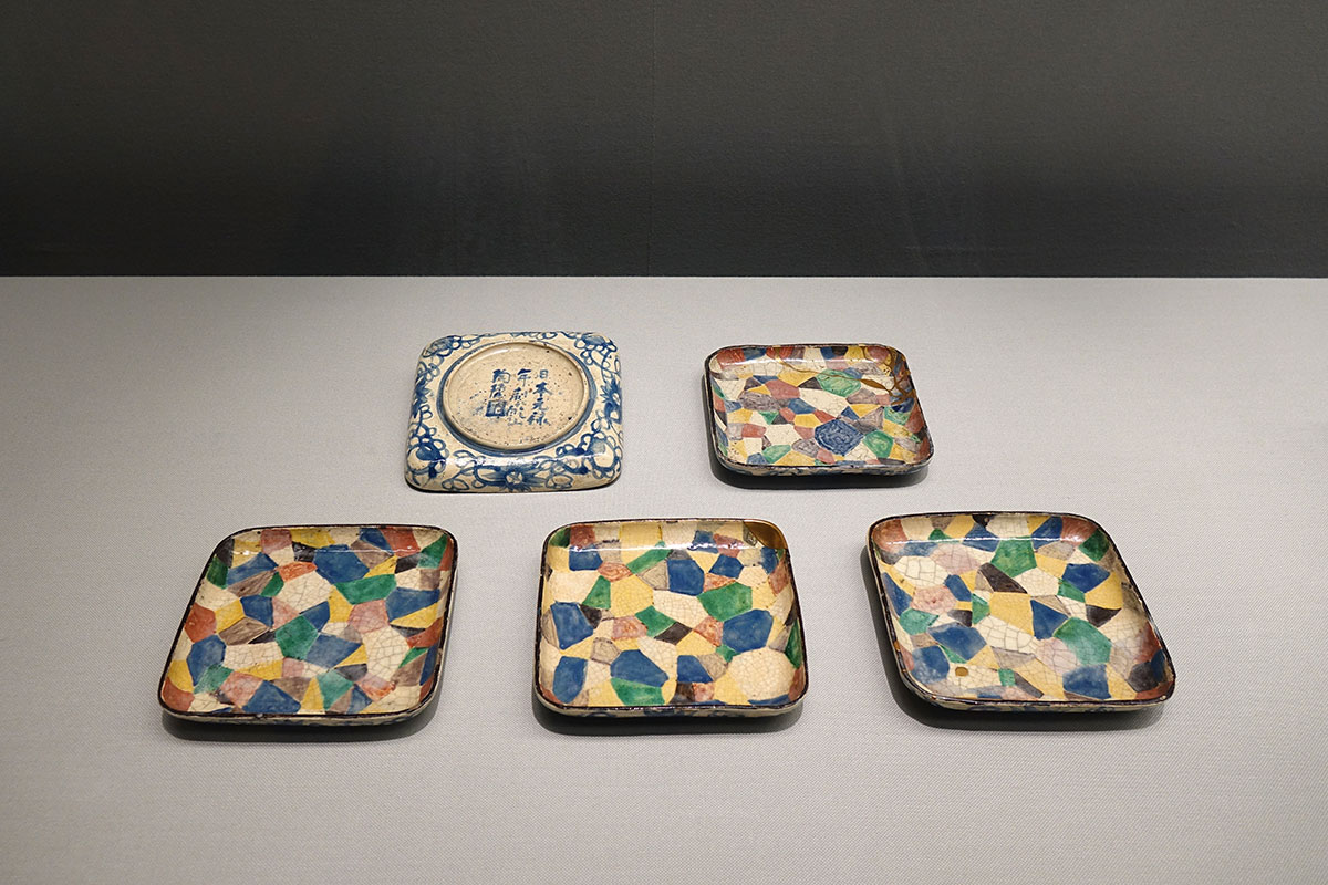 カラフルな角皿／ これは尾形乾山の作で、中国・明～清時代によく用い