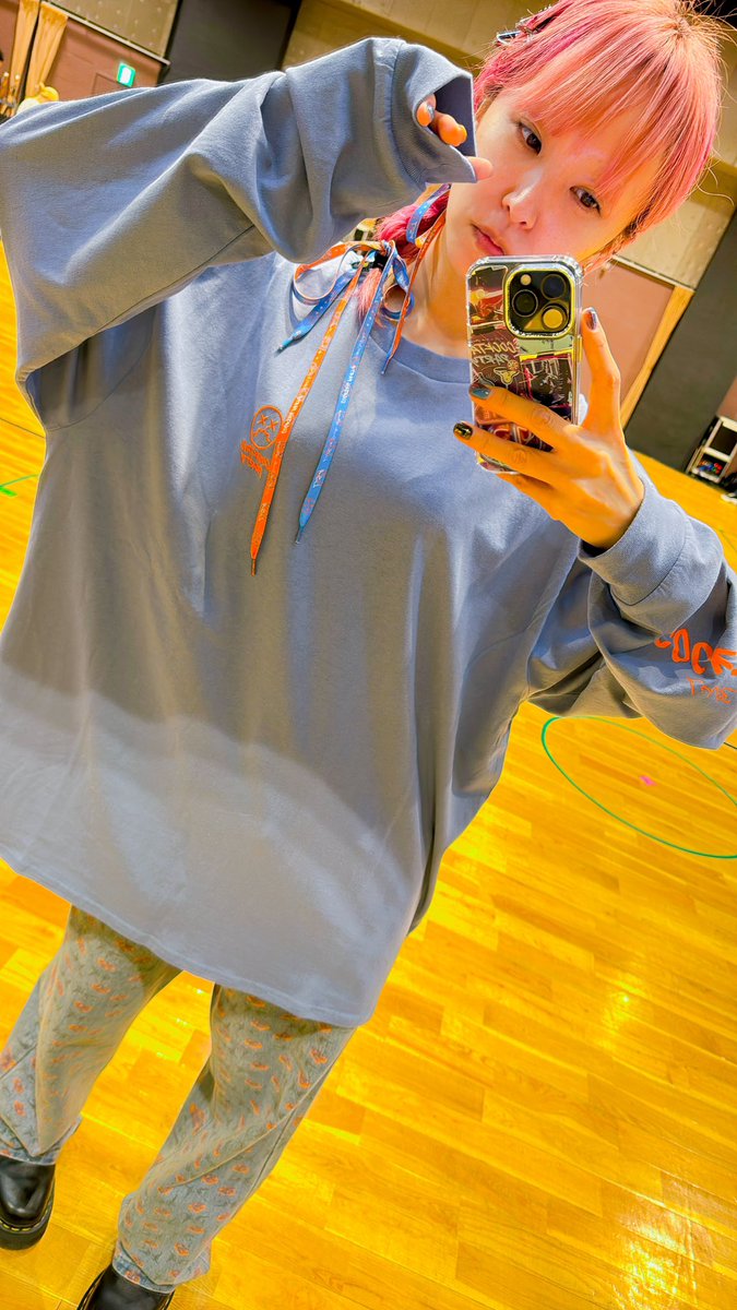 LiSAカクテルパーティーグッズ🥂 🩵水色のロンTに蛍光オレンジのサワー