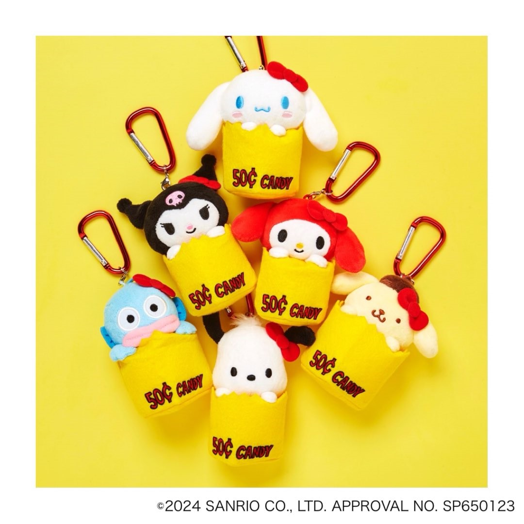 ハローキティ展 グッズ情報🛍 ＃ハローキティ と同じ紙袋から顔を出す