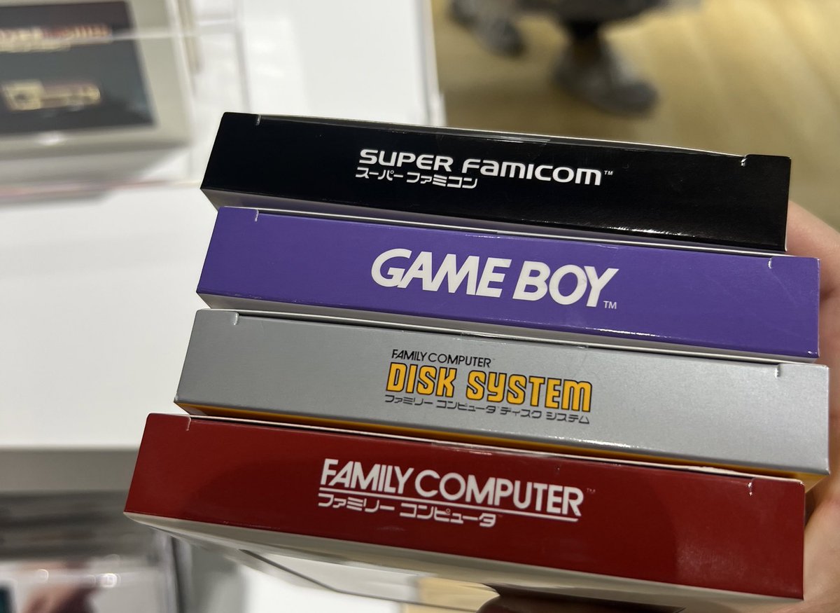 とにかくグッズやばくて、ピンズセットとかこのクオリティで全ハード