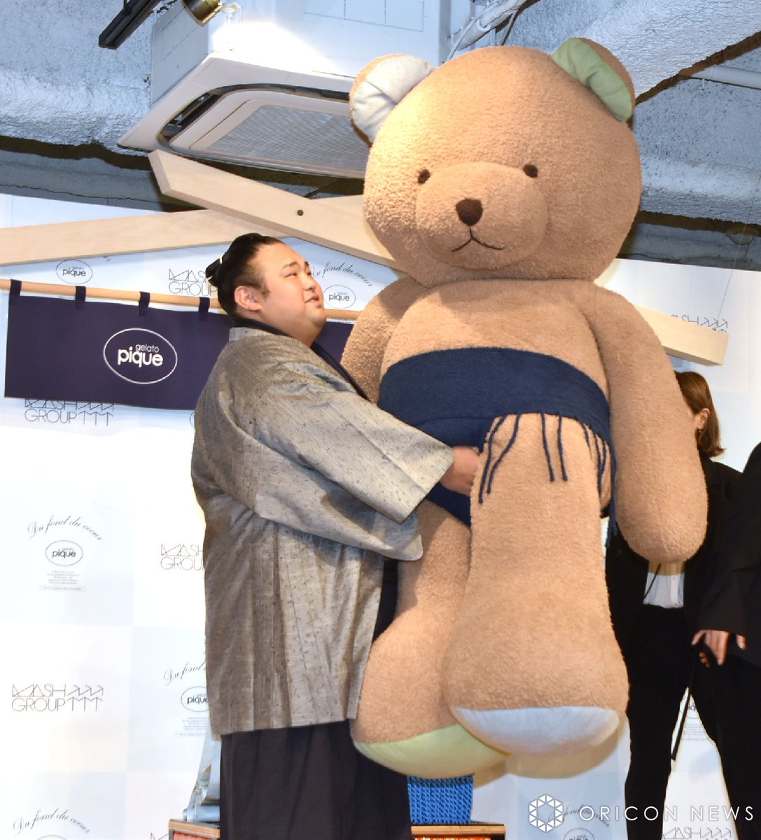 貴景勝、ジェラート ピケの ふわふわもこもこ化粧まわし贈呈される