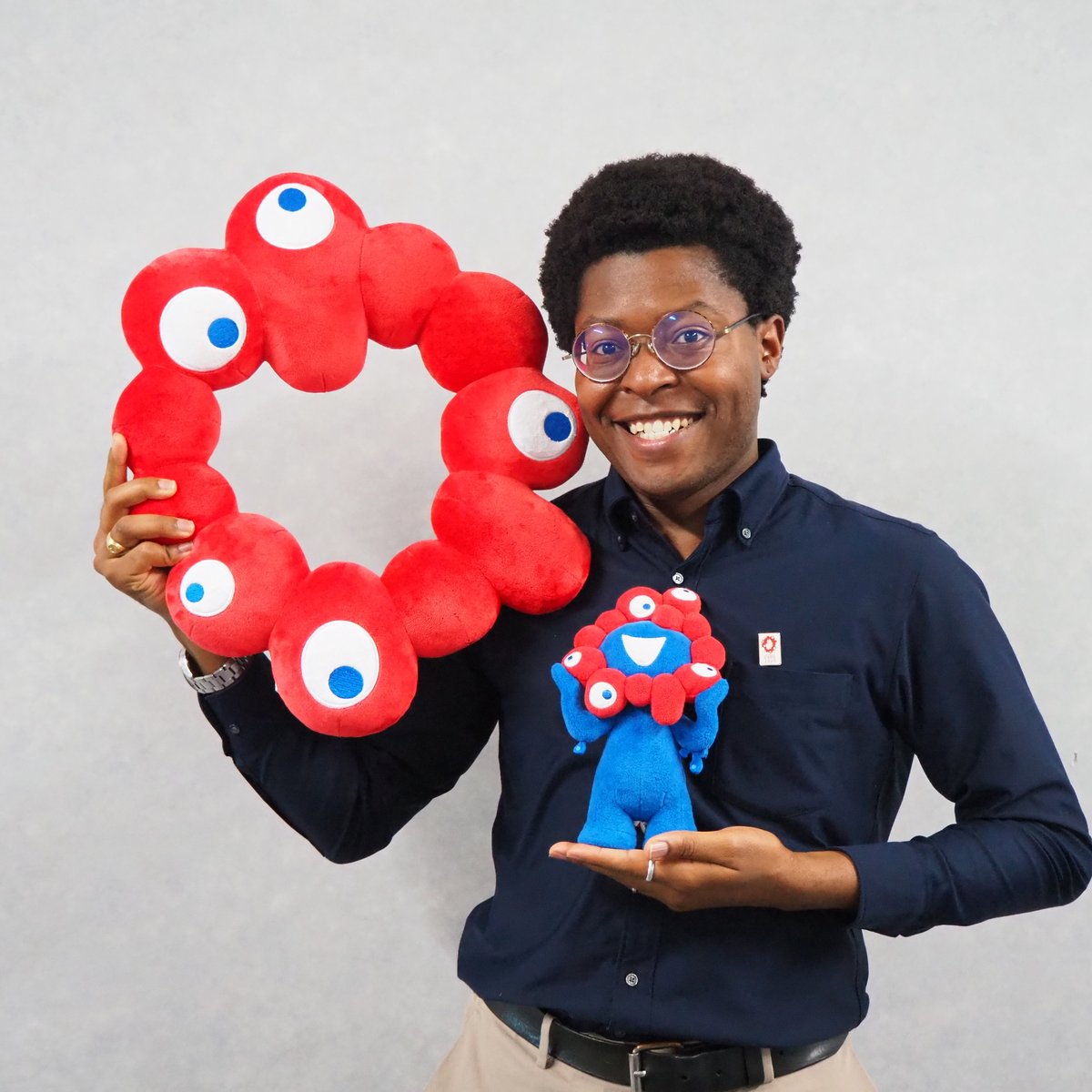 😲ついに発売、ロゴマークぬいぐるみ😆 抱えたり、ミャクミャクと並べ