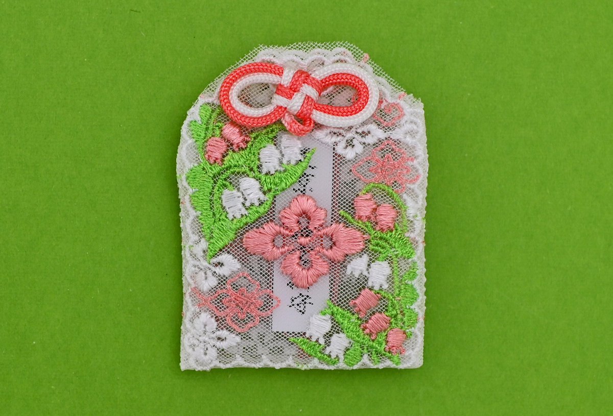 縁結び鈴蘭レース守」などの授与について】 連日大変多くの方にご参拝