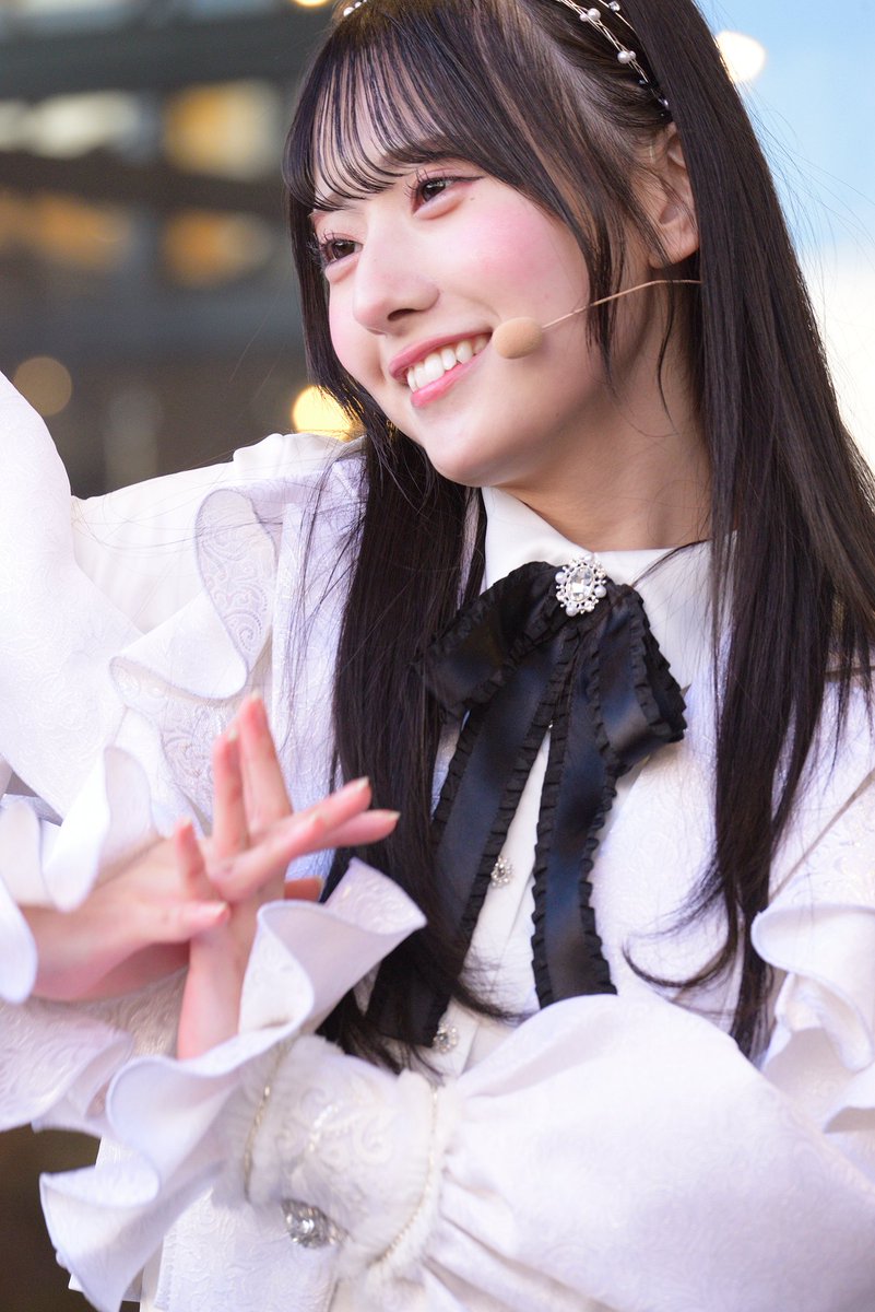 デビュー曲「ILU」でセンターの綾瀬ことりちゃん。表情もスタイルも