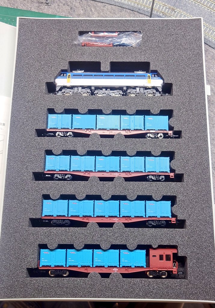 かなり昔の製品ですがTOMIX 92903 EF66-100フレートライナーセットで