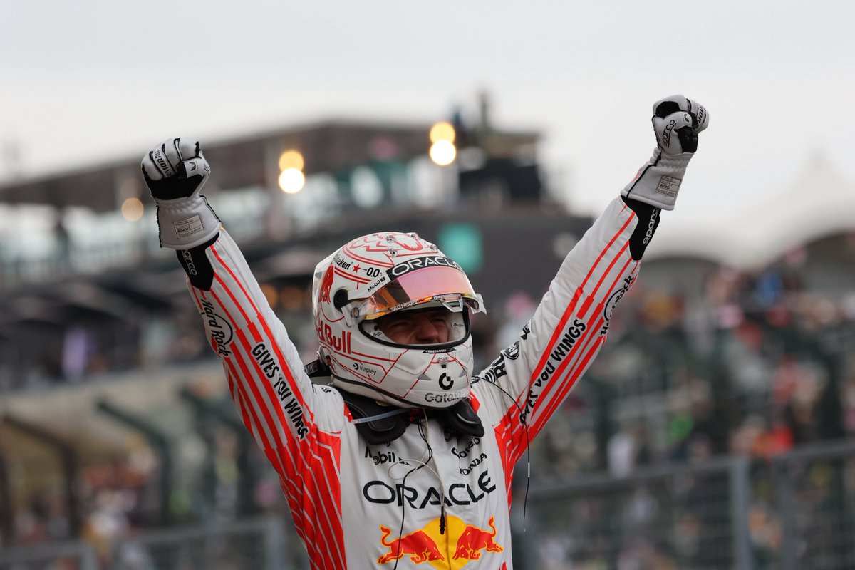 優勝した［1］マックス・フェルスタッペン選手のガッツポーズ