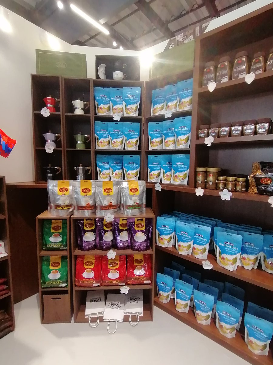 ラオス🇱🇦ピンバッジ。 大阪万博の共同館コモンズD。 たくさんの