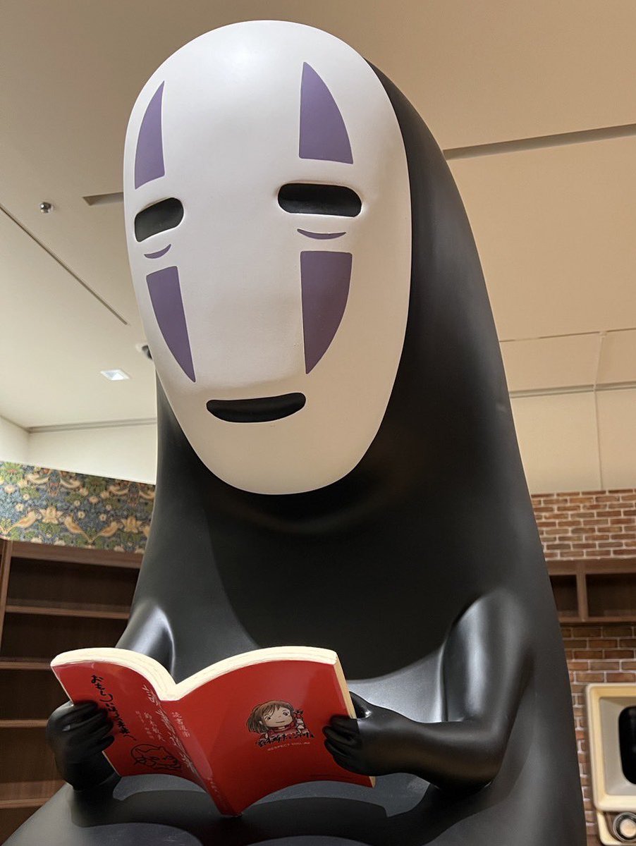 はい！カオナシです🎯 本を読みながら、オープンを今か今かと待って