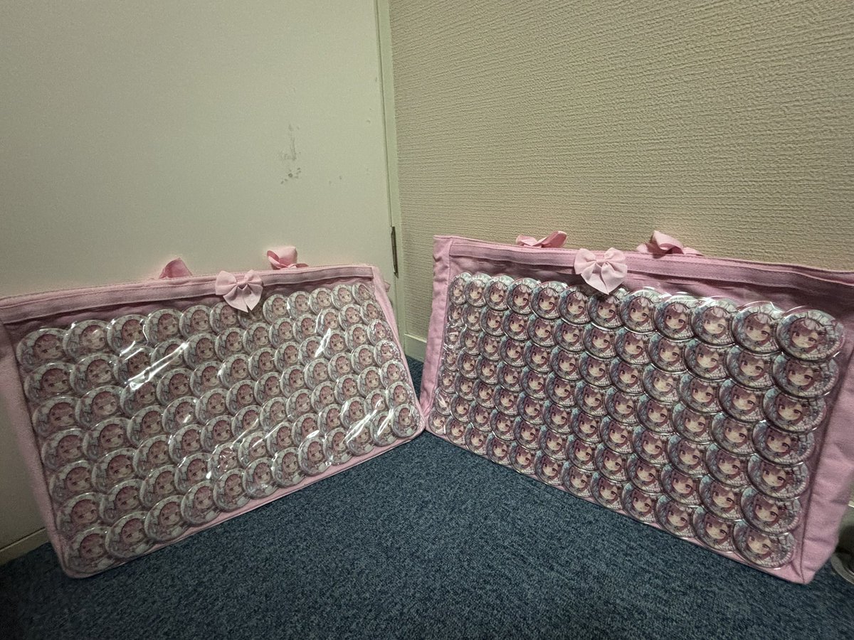 さくなちゃん誕生日の缶バで痛バ作ったよ〜！ どっちもかわいい