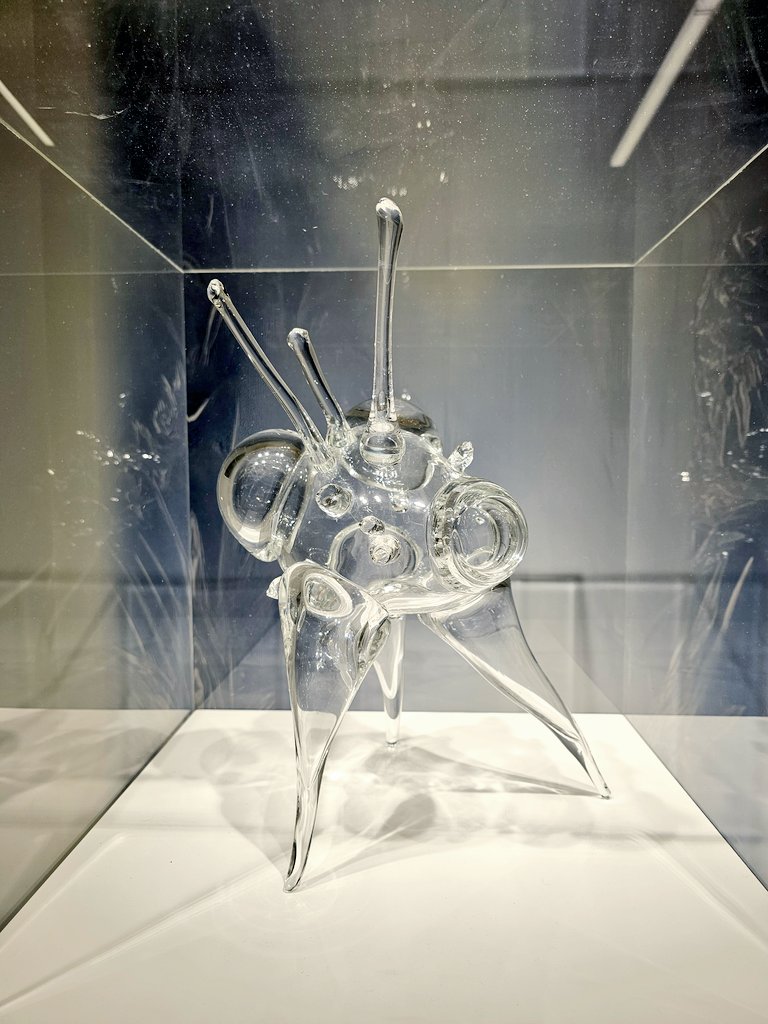 展示物のボヘミアンガラスの彫刻がモデルのマスコット「レネ」が人気の