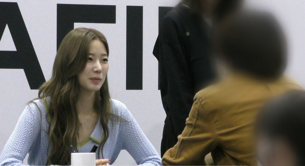 5月17日の大阪の全員サイン会3部に参加された方でこの後ろ姿が映ってる