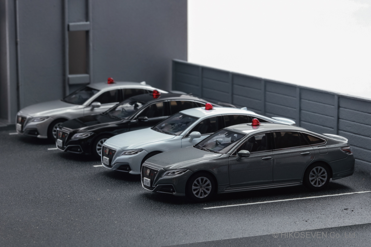 220系クラウンの覆面車両。グレーも出て確認されているボディーカラー