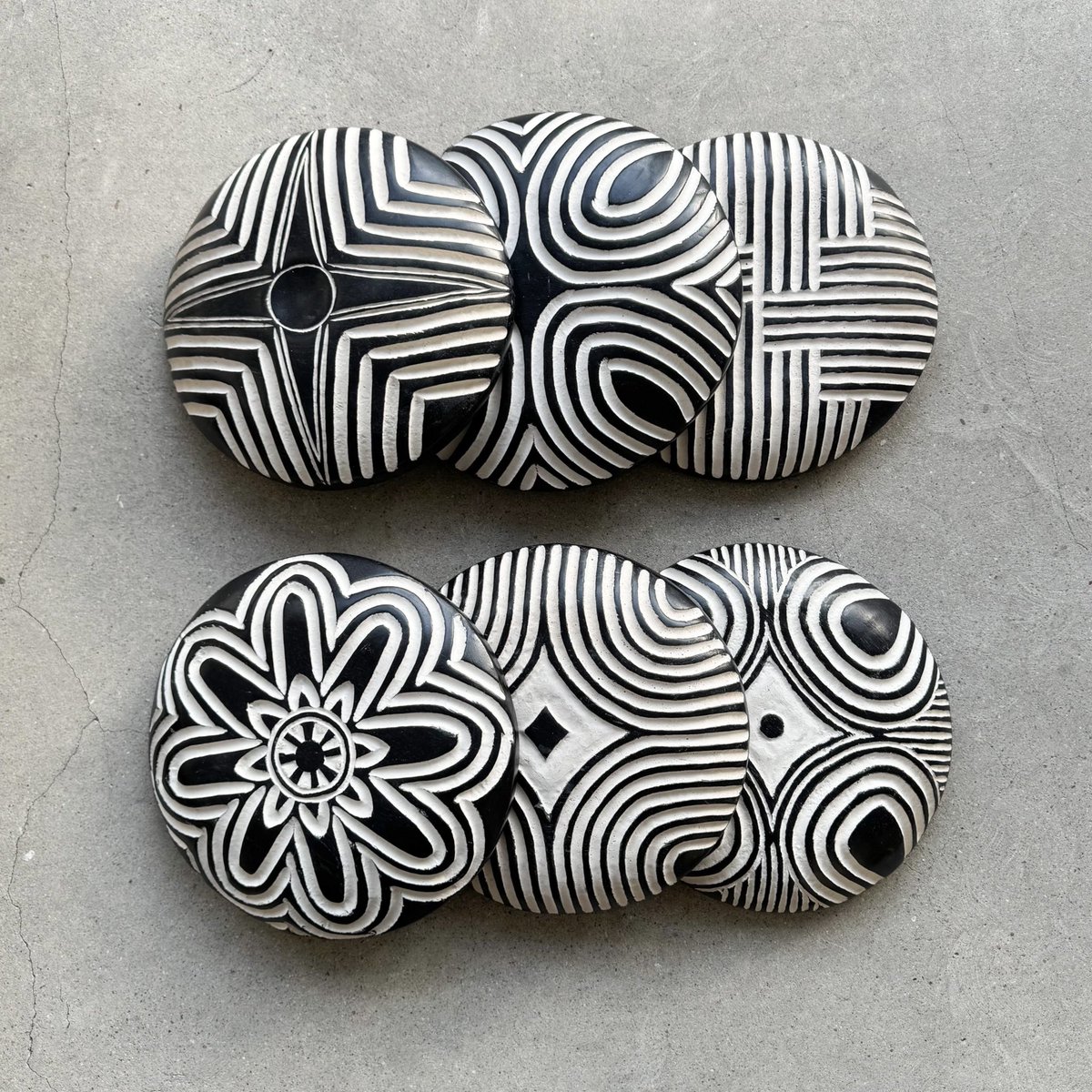 カメルーンのバミレケ族の盾が再入荷しました。 店主がこれ大好きなん