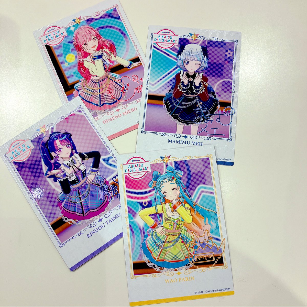 POP UP SHOPで #デミカ をGETしたら、カード裏面に記載の共通コードを