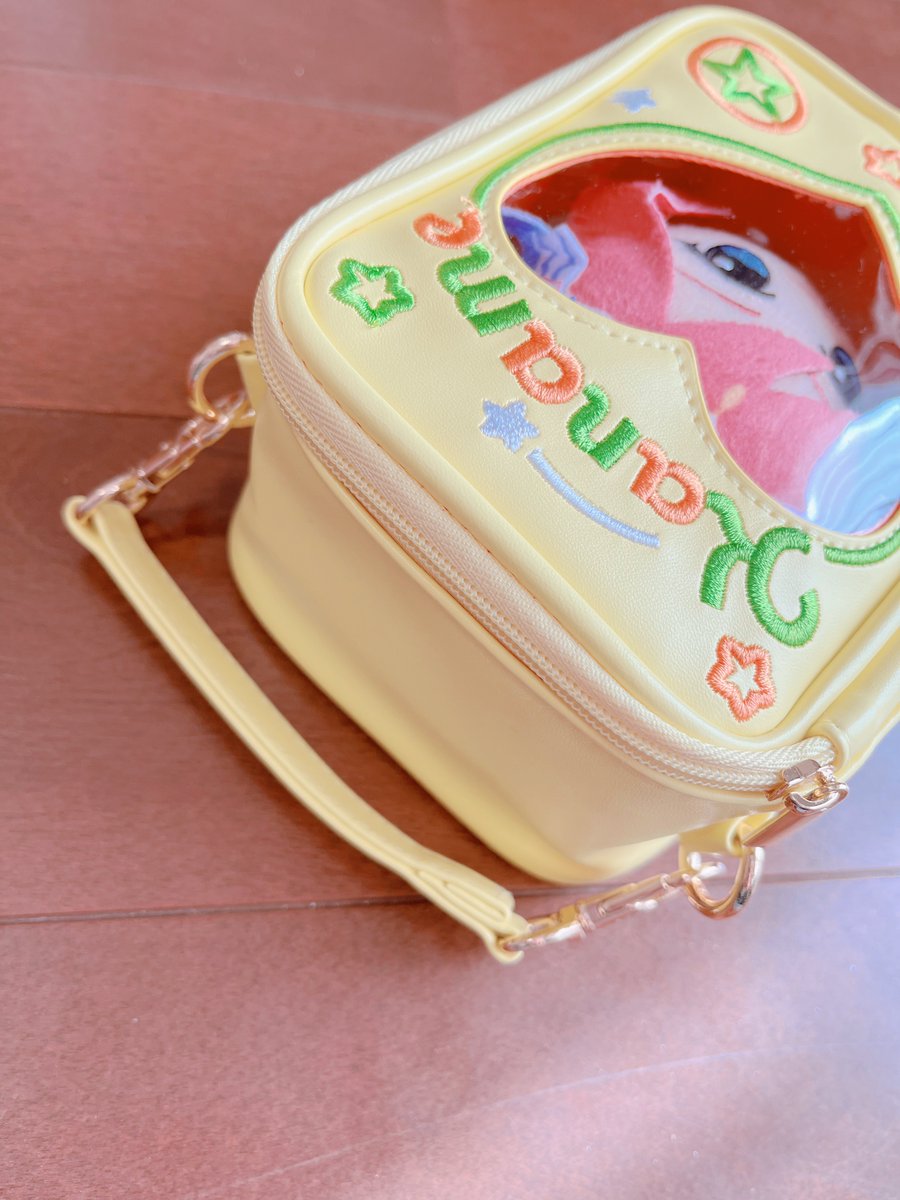 マクロス万博のぬいポーチかわいい🥰表の窓から顔出てると棺桶ぽいけど