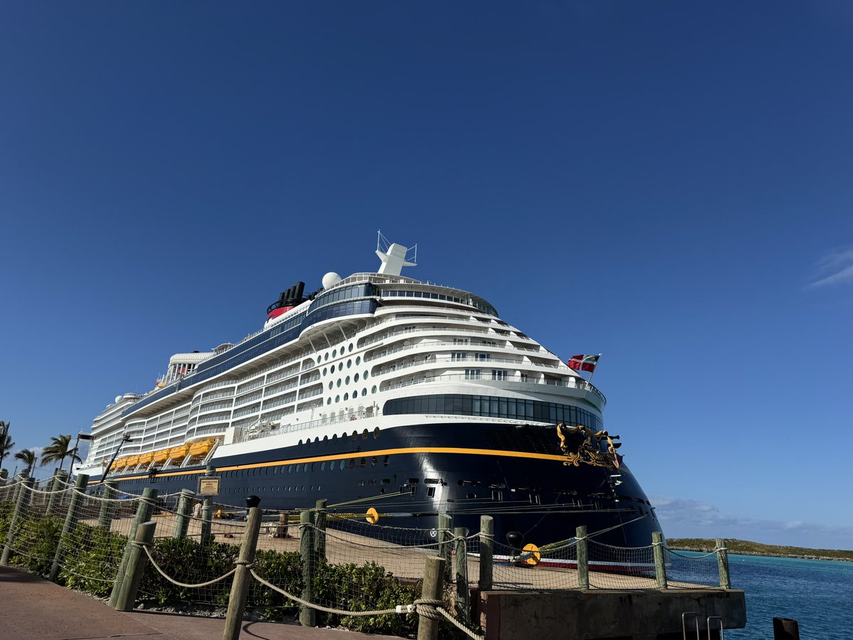 今、横浜港にディズニークルーズラインのディズニーアドベンチャーが