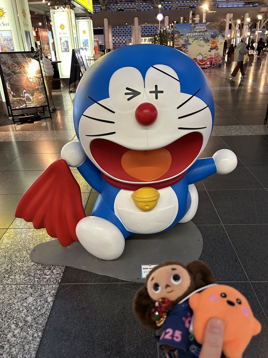 昨日、大阪駅の時空の広場に大きなドラえもん居た💙 ドラちゃん大好き