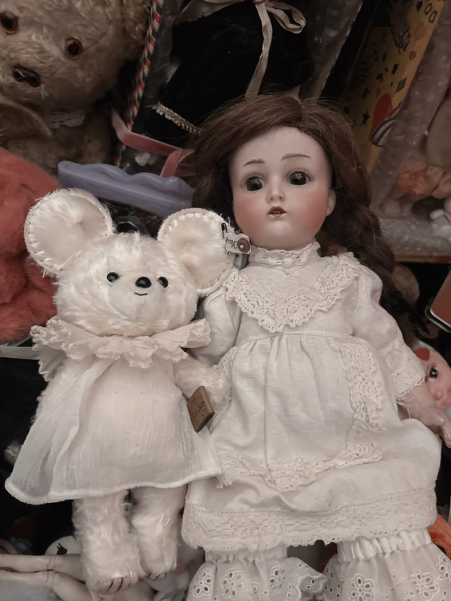 うちにいるアンティークドール達に馴染むね🎪🐁🌙