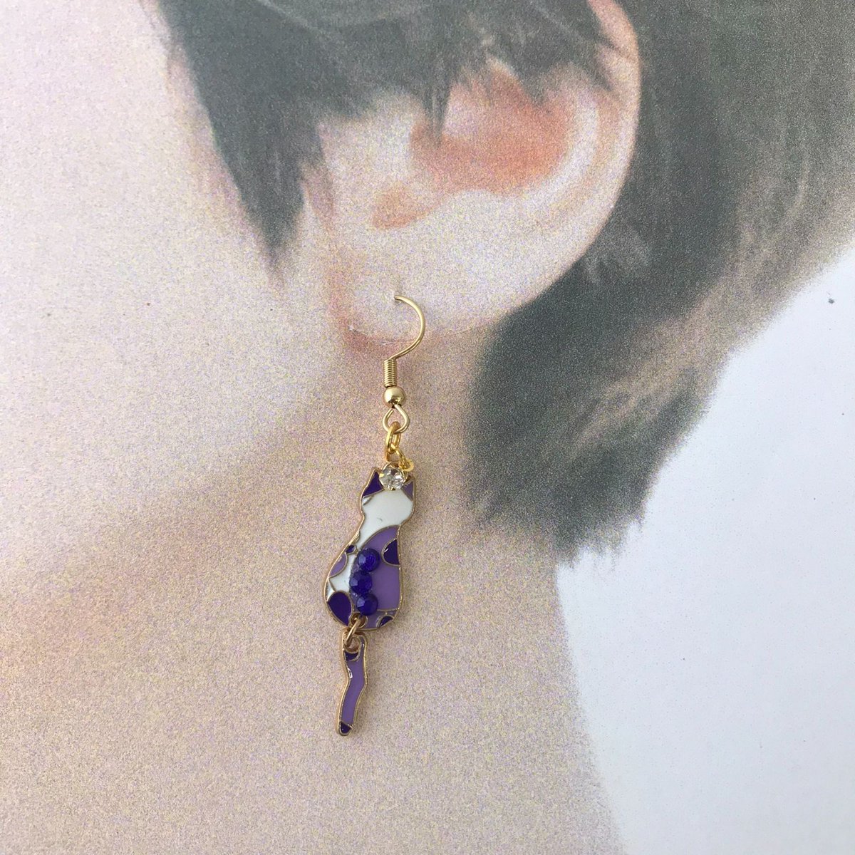 ココリティーズ作 ピアス 「ゆらゆらしっぽ 猫のピアス（紫)」 紫ネコ