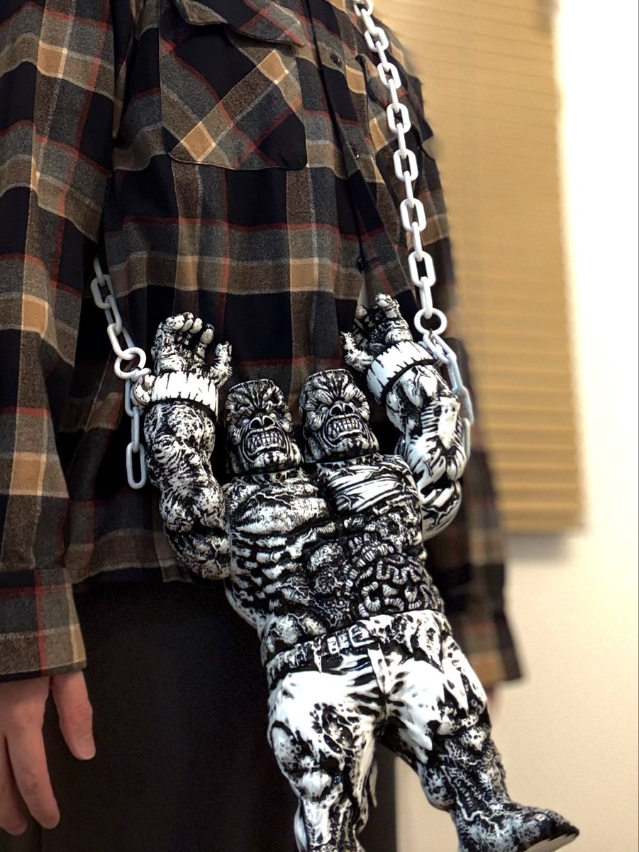 もうこやまさんのご厚意で、 ジャイアントゴリラフランケンを肩がけ