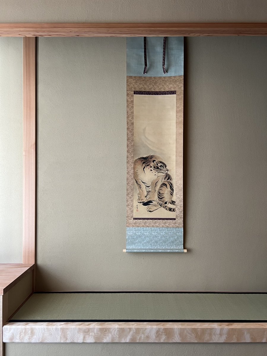 呉春 : 虎図 (三幅対の内) ・掛軸 ・絹本 ・江戸時代 ・18世紀 Goshun