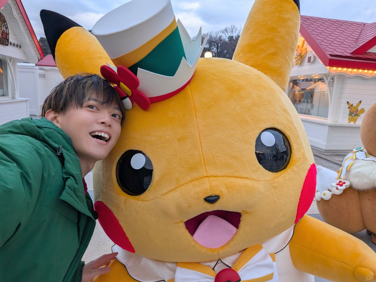 ポケパークカントー 限定衣装のピカチュウとツーショット撮った