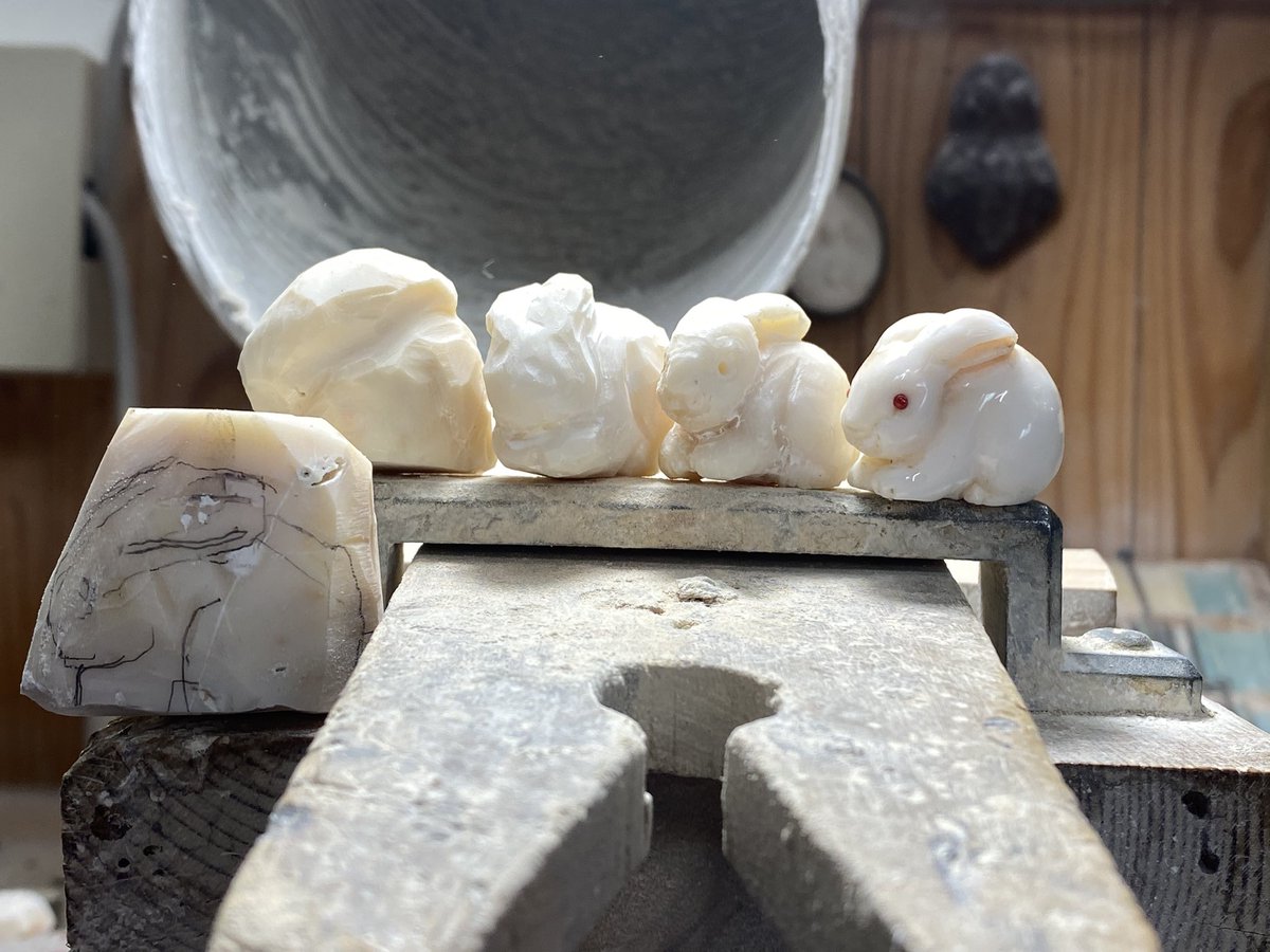 25歳のとき、家業の珊瑚職人になって間もない頃。 百貨店での実演販売