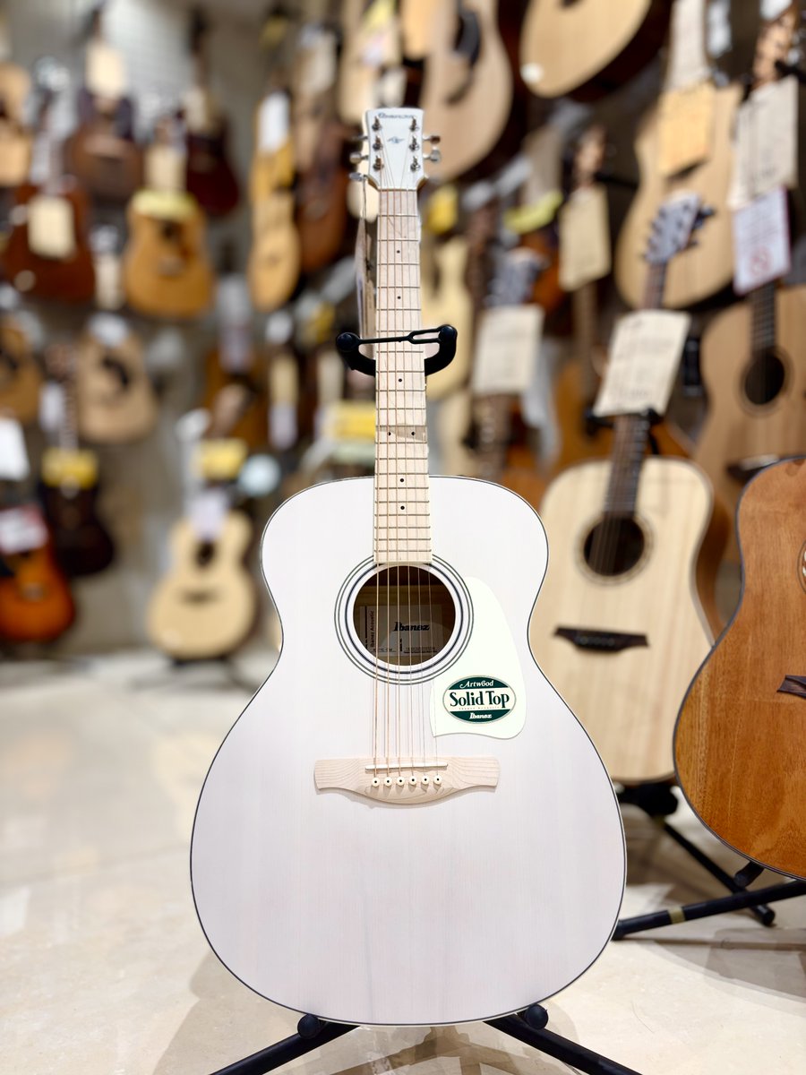 ✨ Ibanez AC419E / OAW 抱えやすいボディサイズと上質なルックスが