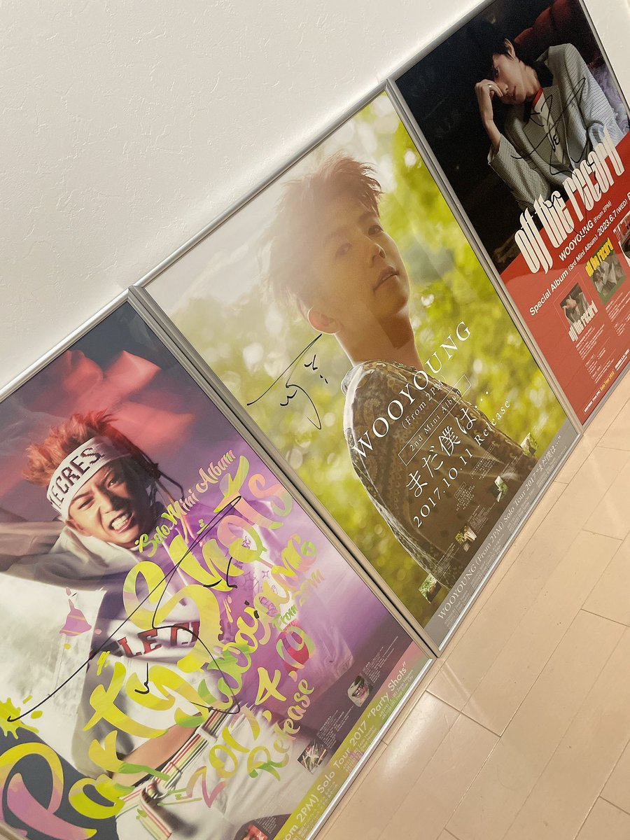 わー。 サイン入りポスター届いたぁ💙 パリショからベストアルバムまで