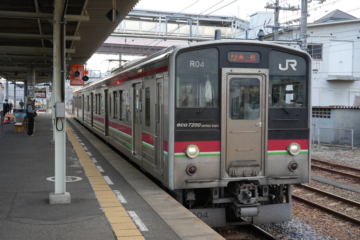 多度津で快速高松行きに乗り換え。あまり空席がなくて立っている