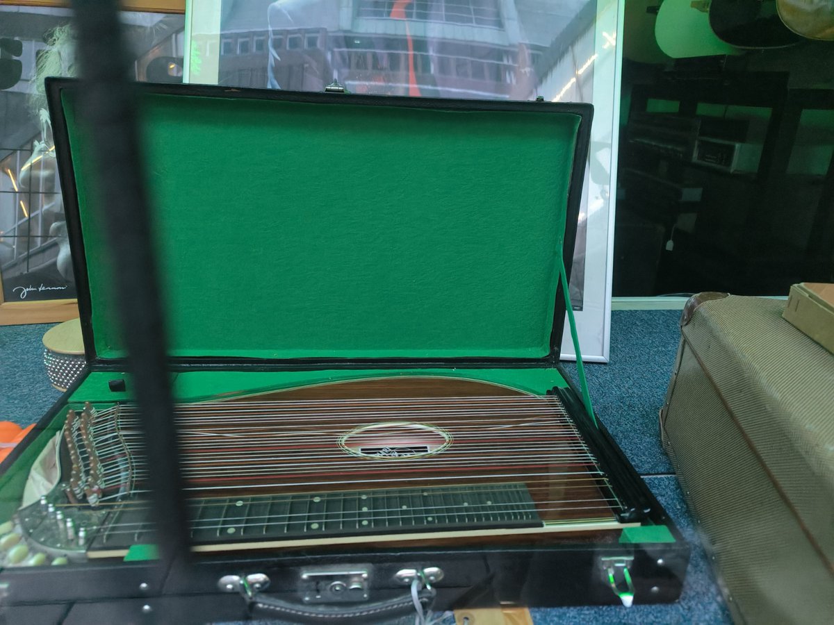 チター（ツィター、Zither）だった。 →ドイツやオーストリア、スイス