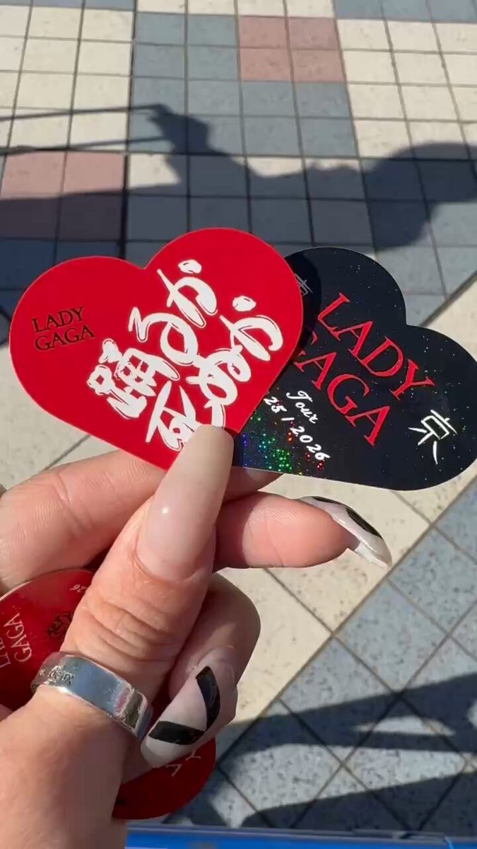 こちらは『メイヘム』購入者特典の ネックストラップ＆フォンタブ