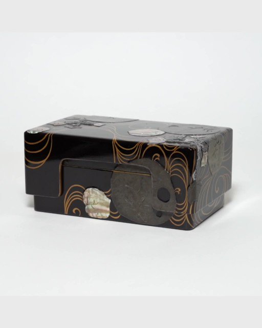 琳派 より、尾形光琳が手がけた「水葵蒔絵螺鈿硯箱」の貴重な映像をお