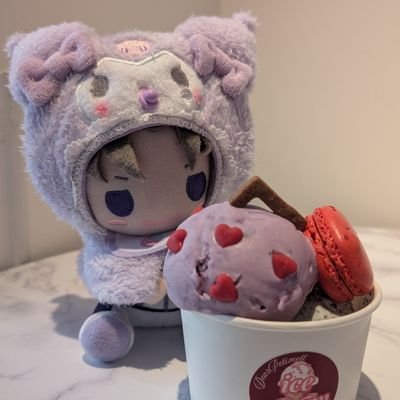 刀ステくんが時間遡行軍打刀ポシェットをだしてる横で刀ミュくんは