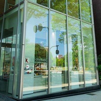 お店では、一足早く秋の装いです。 須田頼子さんのうさぎのお人形