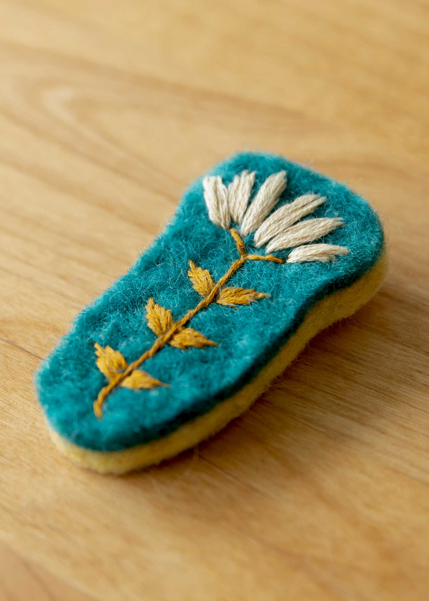 フェルトの手刺繍フラワーブローチ