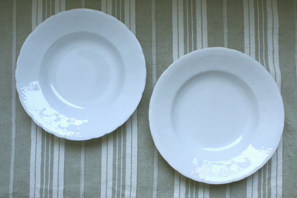 松村硬質陶器の白磁レリーフ深皿 : 青蓮亭日記