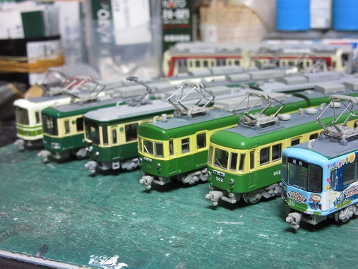 モデモ・江ノ電2000形（現行・標準色）/江ノ電305F標準色入線