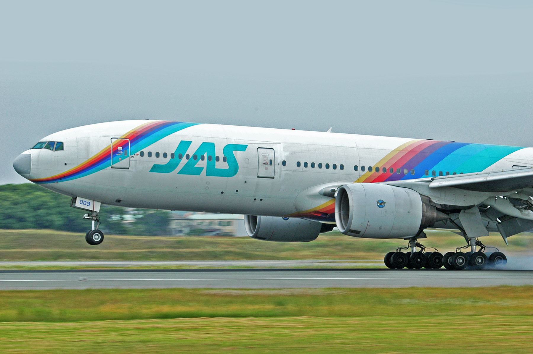 BOEING 777-200 / JA009D - レインボーセブン - : SKY LOUNGE GARDEN