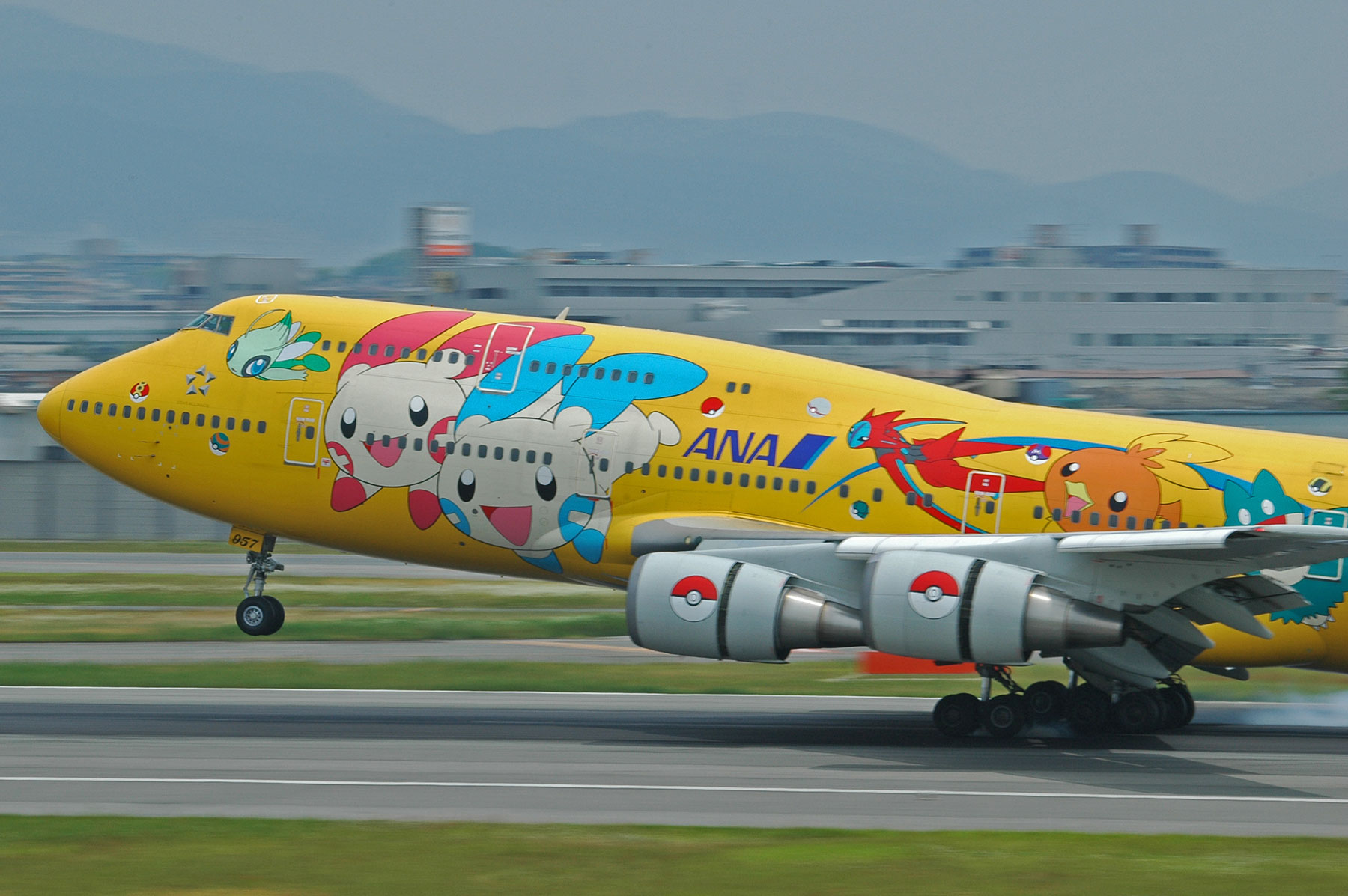 BOEING 747-400D / JA8957 - ピカチュウジャンボ - : SKY LOUNGE