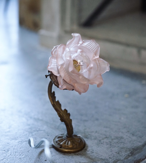 フレンチアンティーク アンティークランプ 壁掛け照明 薔薇 一輪の花の