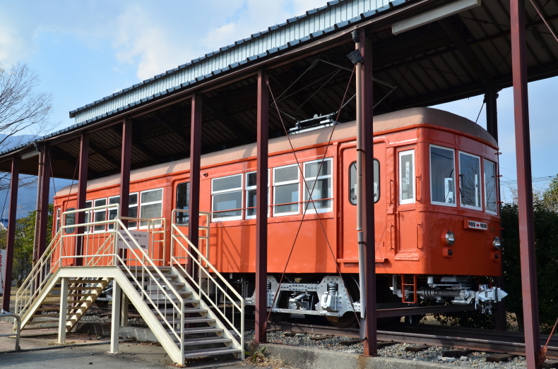 山梨交通7形(江ノ電デハ800形)の保存車 : 饂飩と蕎麦